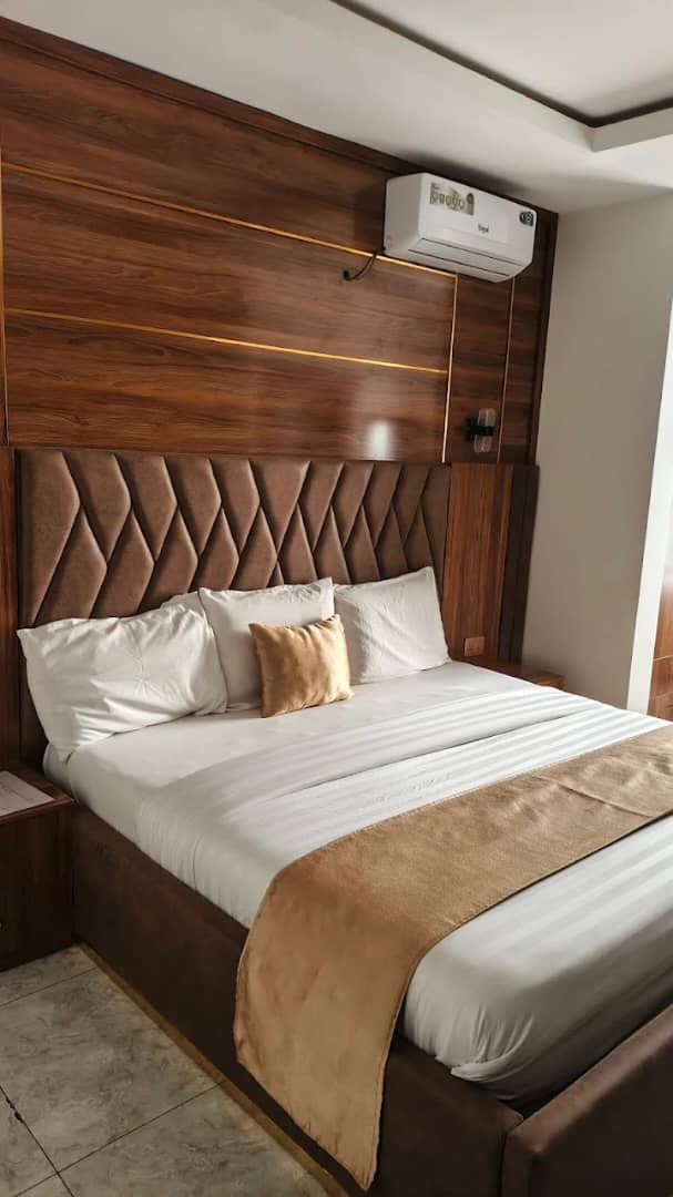 Walnut diamond-tufted king room